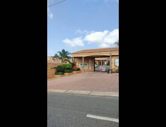 2 BEDROOM TOWNHOUSE FOR SALE IN CHANCLIFF RIDGE